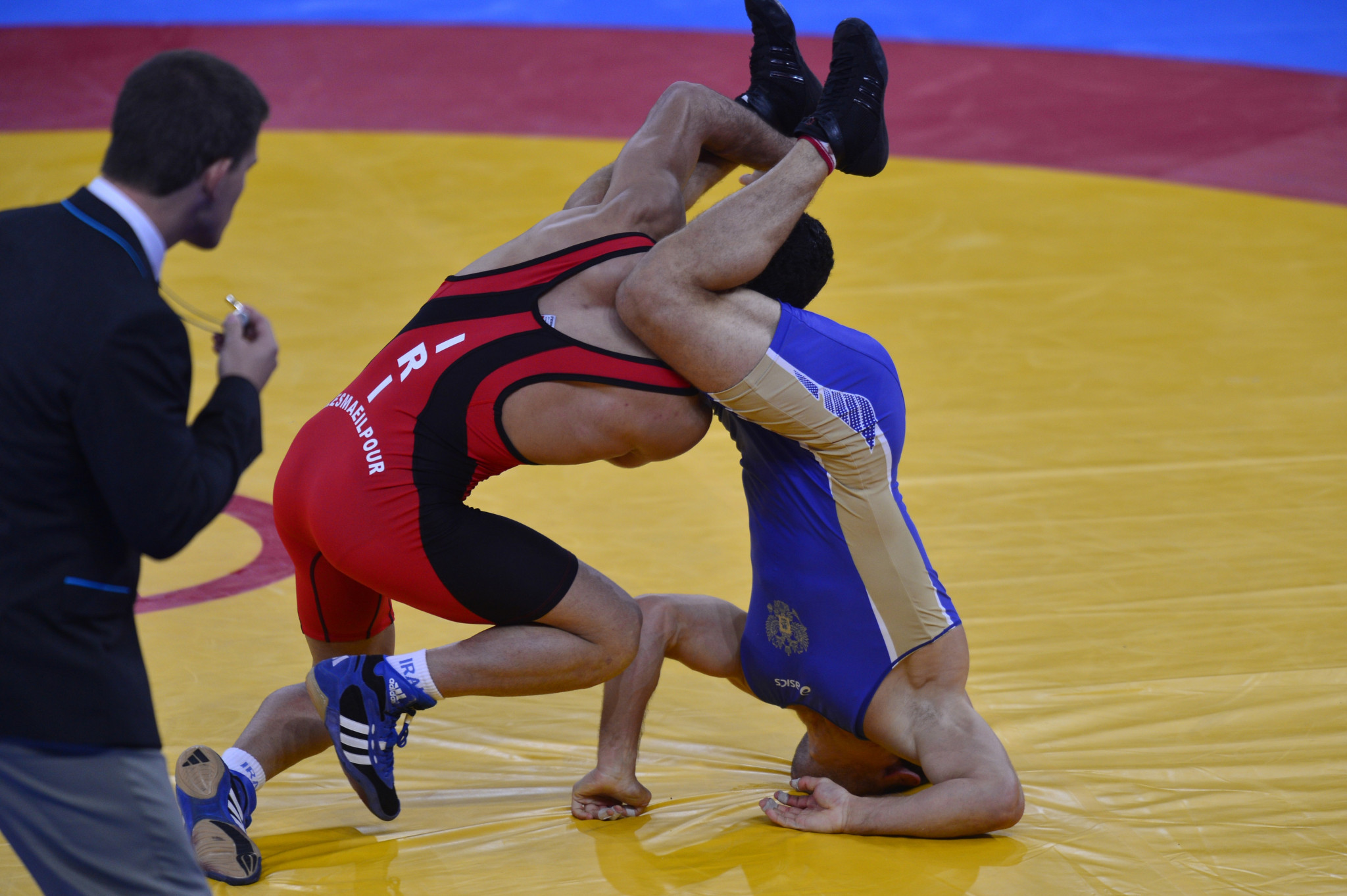 Masoud Esmaeilpour, in red, lost to the eventual runner-up at London 2012 ©Getty Images
