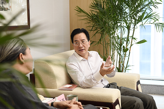 Chen Weiqiang speaking to Yang Donsheng ©Hangzhou 2022