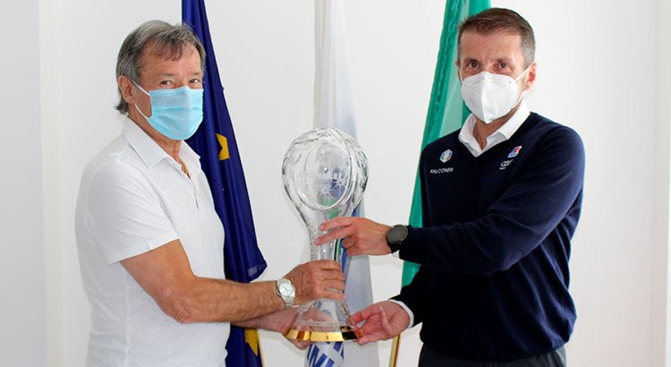 FISI technical director Cesare Pisoni, right, and President Flavio Roda pose with the trophy ©FISI