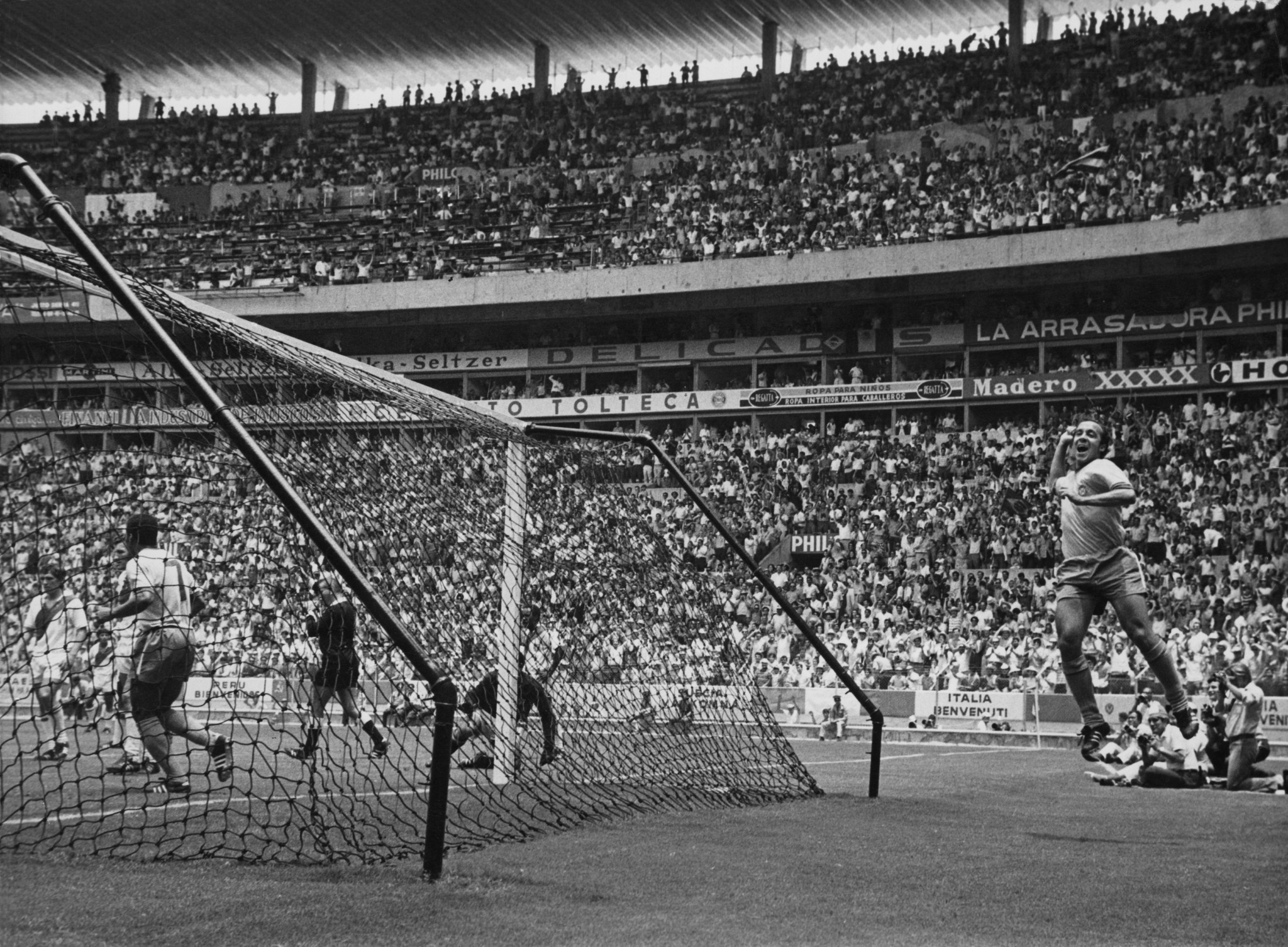 Tostão celebrates a goal versus Peru ©Getty Images