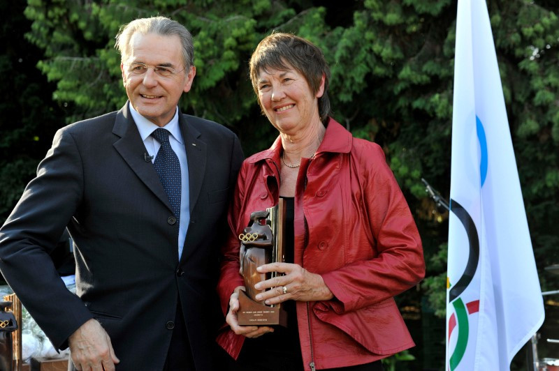 Susie Simcock received an IOC Women and Sport Award from Jacques Rogge in 2010 ©WSF