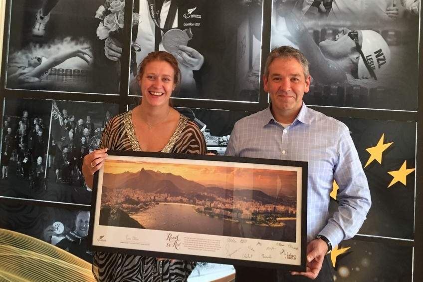 Paralympics New Zealand Fiona Allan presented a picture to Geoff Purtill, managing director Invacare Australia and New Zealand, after their new partnership was announced ©PNZ