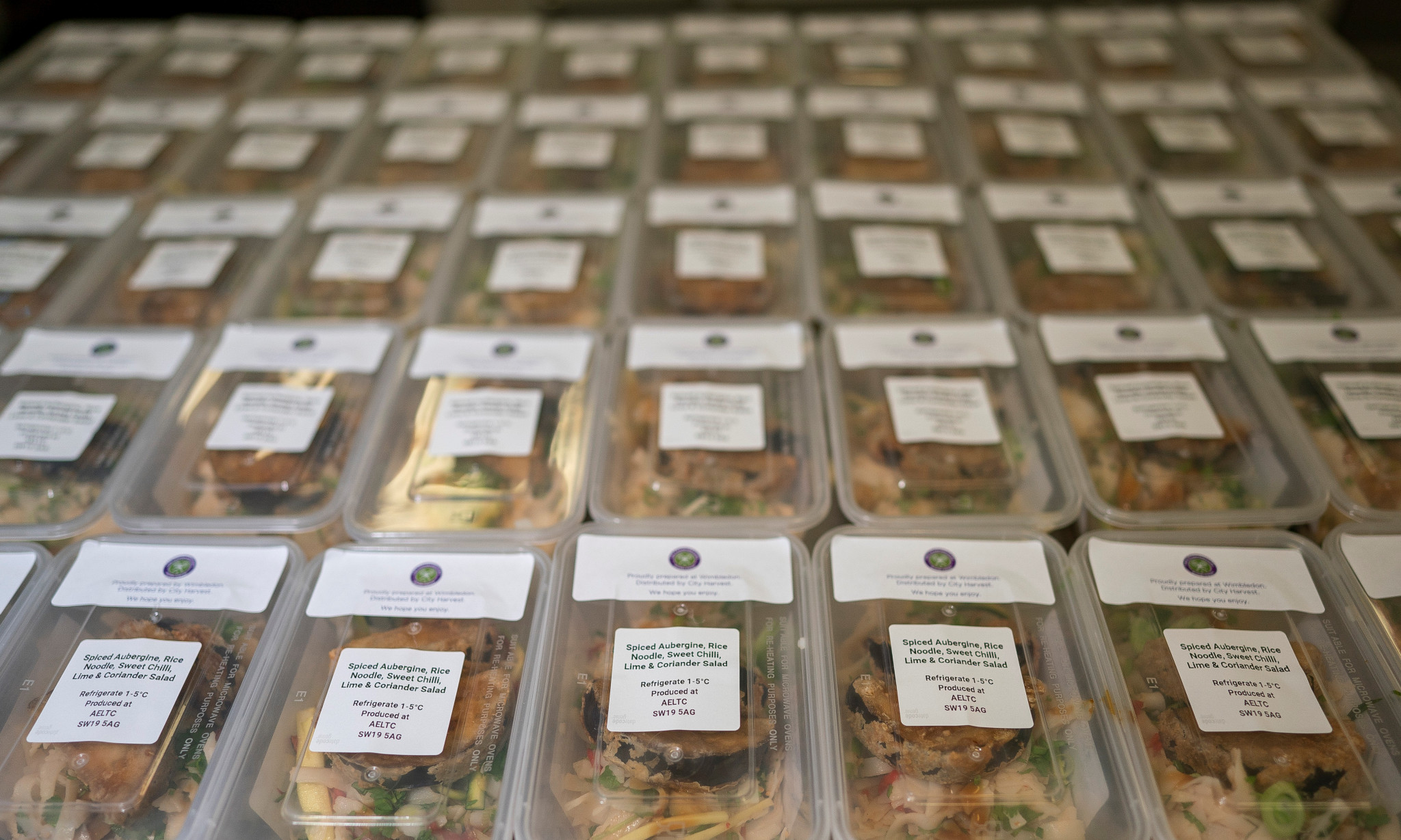 A total of 200 hot meals a day are being packaged for distribution ©AELTC/Bob Martin