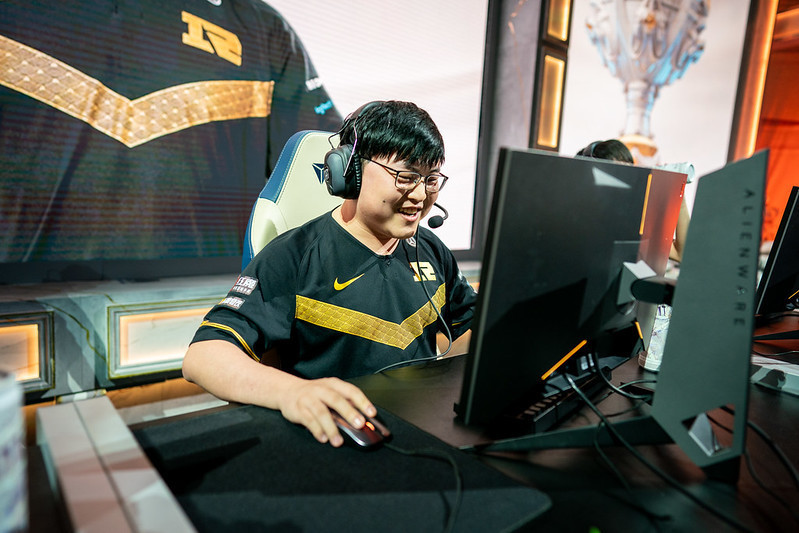 Chinese esports icon Uzi retires at 23 due to "chronic injuries"