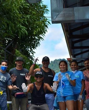 Costa Rican surfer Jair Perez volunteered to help families suffering as a result of the coronavirus pandemic ©ISA