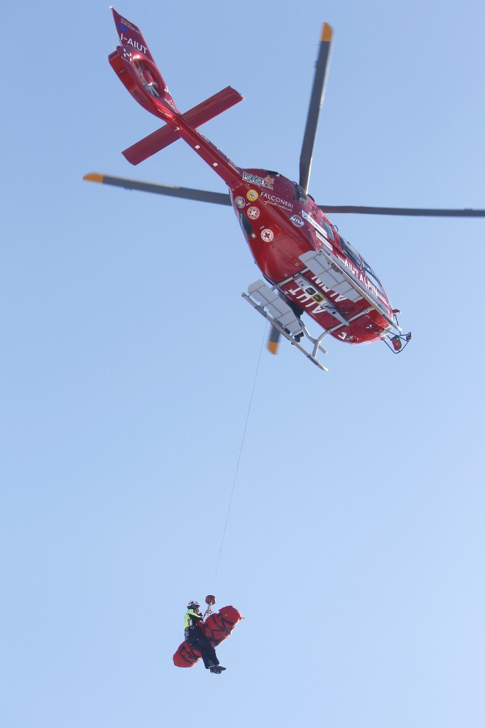 Matthias Mayer being evacuated by helicopter following his crash in Val Gardena