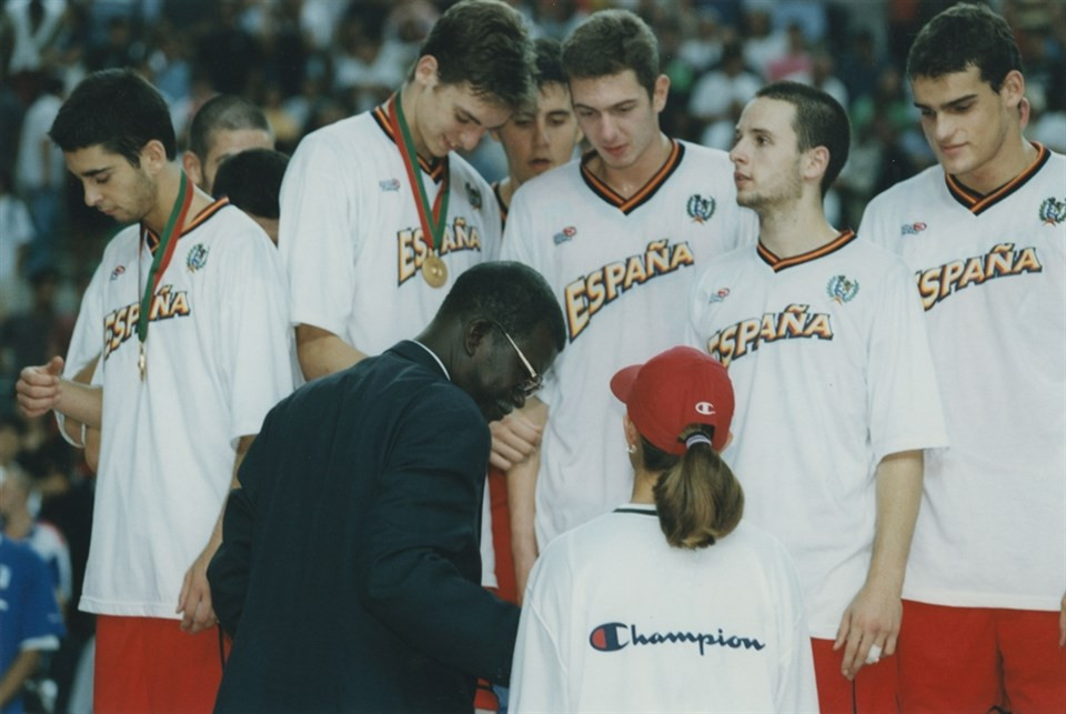 Abdoulaye Seye Moreau pictured, during his time as FIBA President, awards Spain their medals at the FIBA U19 Basketball World Cup in 1999 ©FIBA