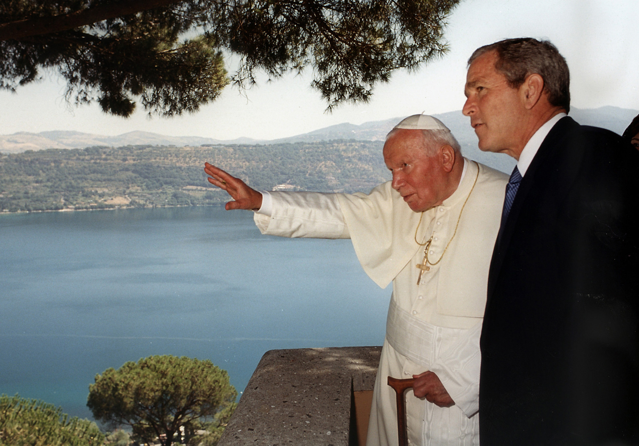 Pope John Paul II enjoys the view at Lake Albano in 2001, with former American President George W. Bush ©Getty Images