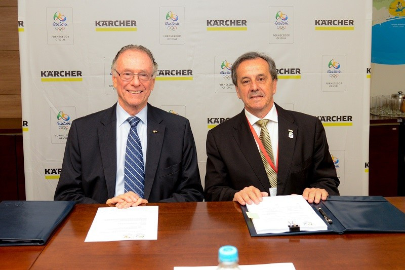 Rio 2016 President Carlos Nuzman (left) pictured with Kärcher director Abilio Cepêra at the signing ceremony ©Rio 2016