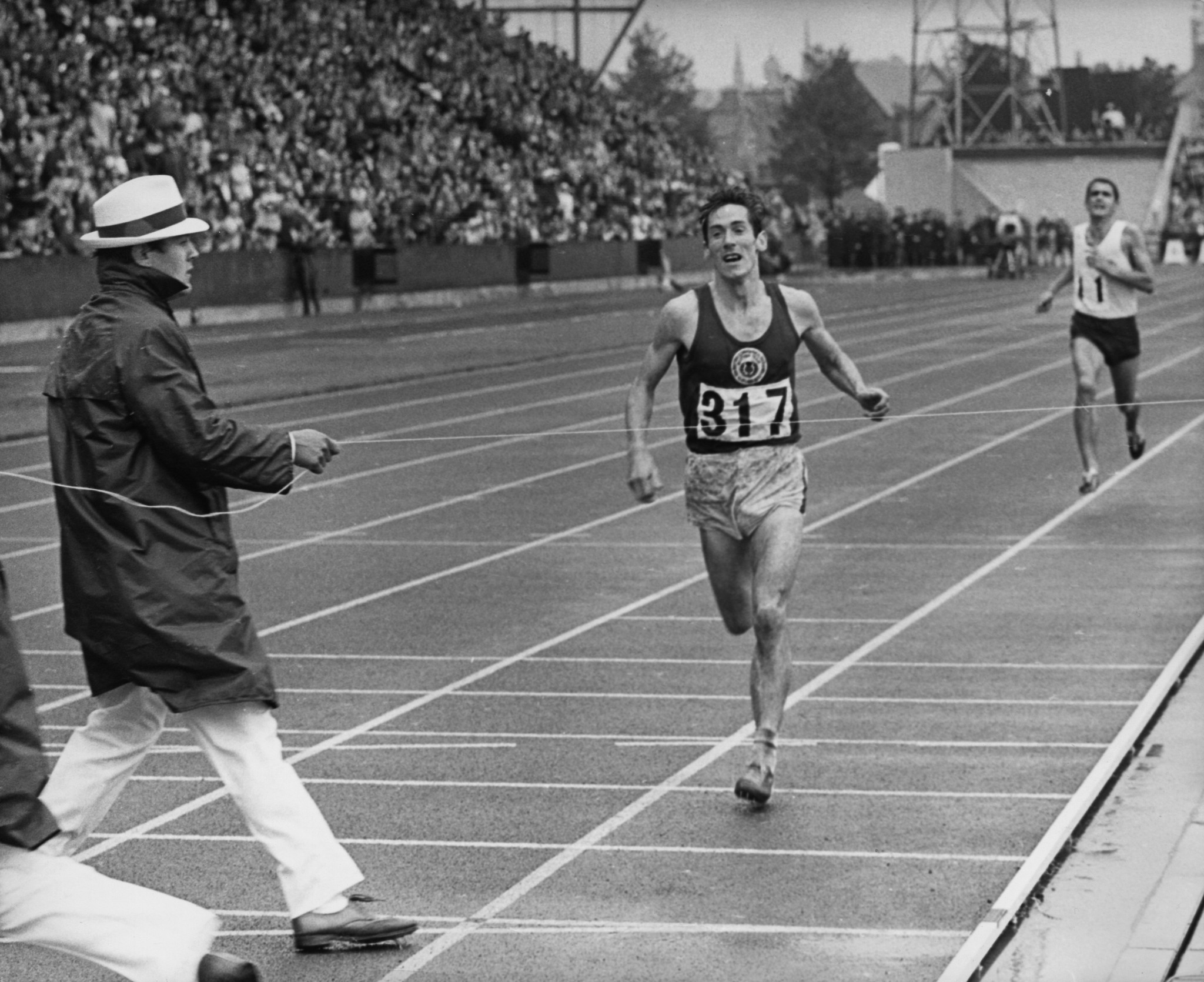 Lachie Stewart wins the 10,000 metres at Edinburgh 1970 ©Getty Images