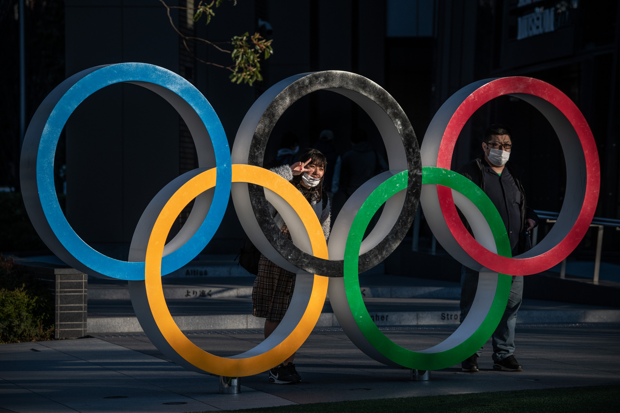 People pose with the Olympic rings in Tokyo ©Getty Images