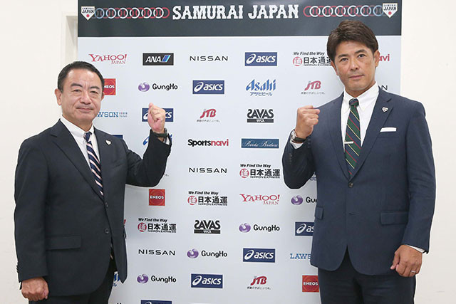 Atsunori Inaba, right, poses with Nippon Professional Baseball secretary general Atsushi Ihara ©Samurai Japan