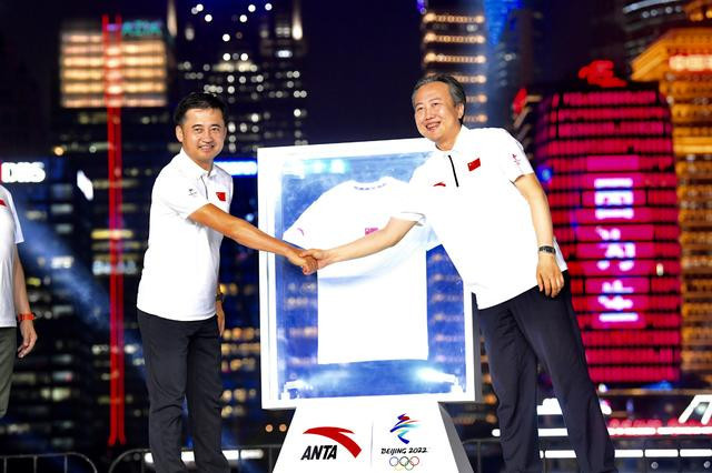 Park Xuedong, right, director of market development for Beijing 2022, with ANTA chairman Ding Shizhong at the launch ©Beijing 2022