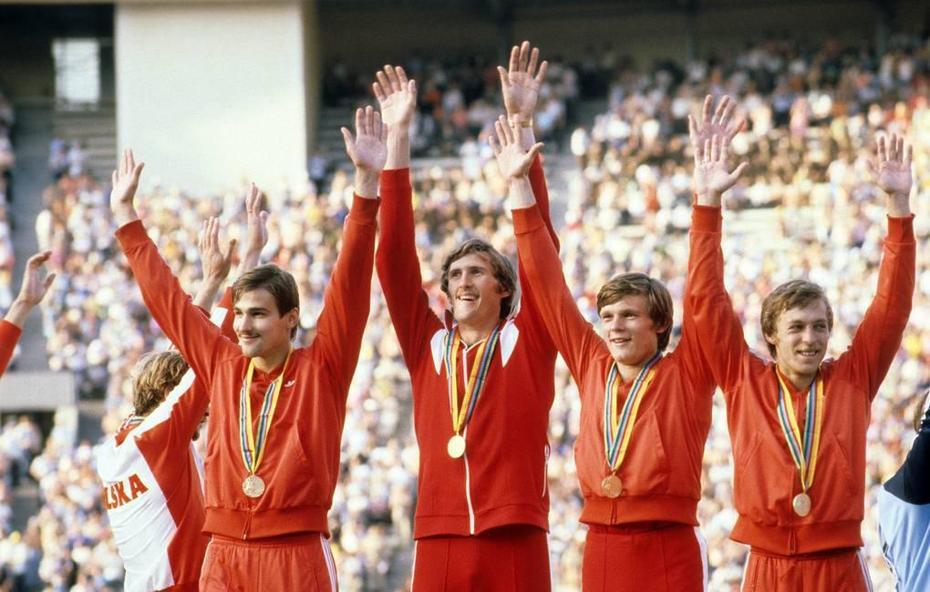 Aleksandr Aksinin celebrates with his team-mates after helping the Soviet Union win the Olympic gold medal in the 4x100m relay at Moscow 1980 ©Getty Images