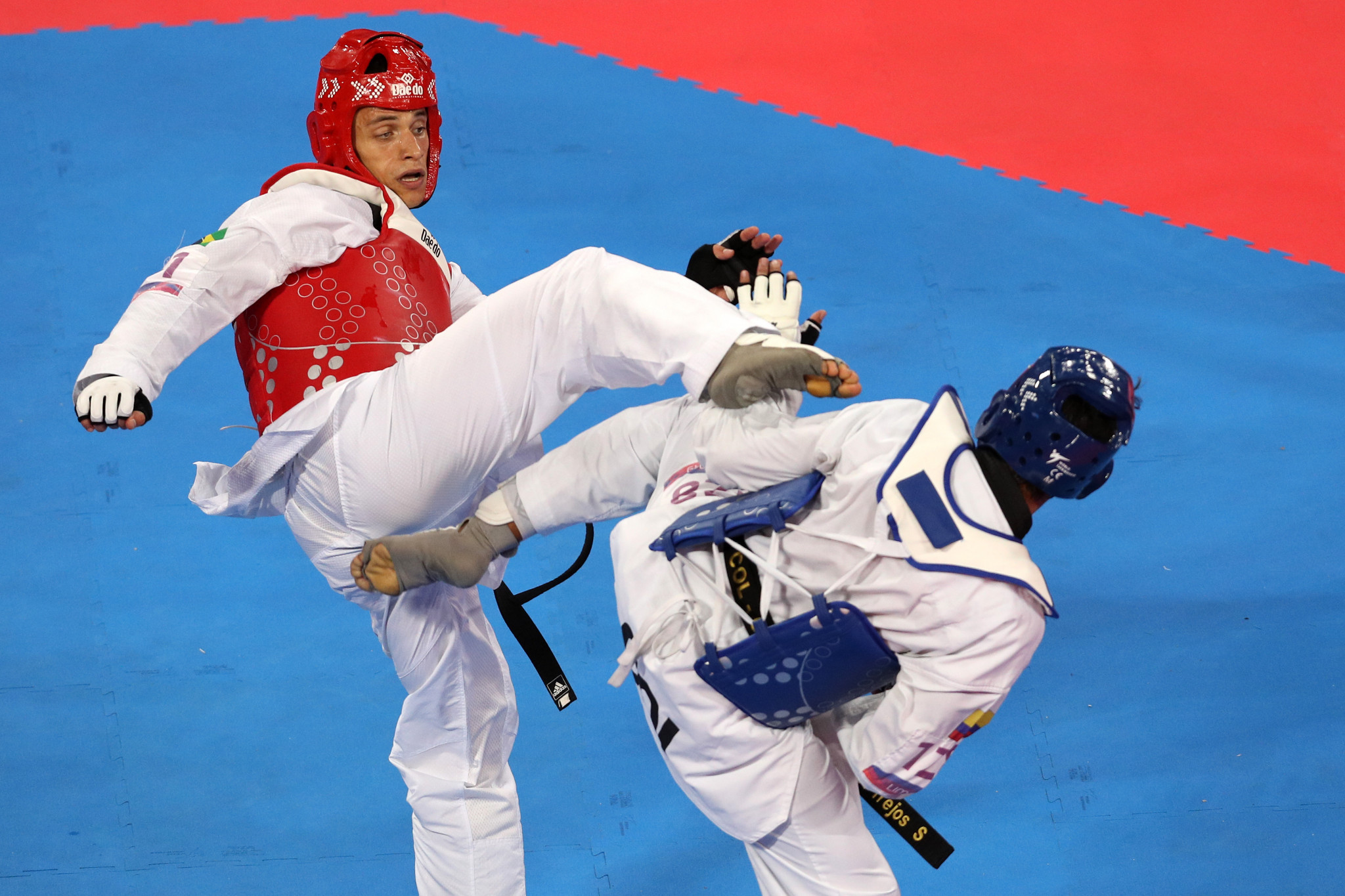 Ícaro Miguel, in red, is one of two Brazilian athletes to qualify for Tokyo 2020 in taekwondo ©Getty Images