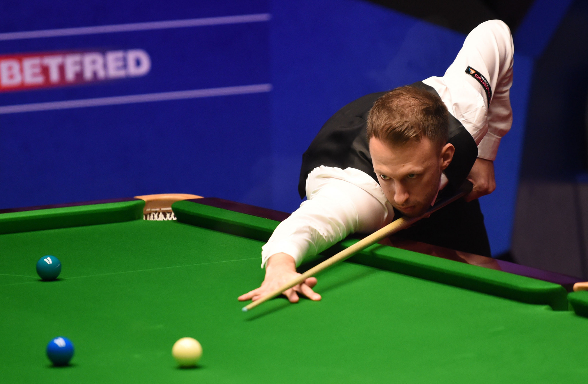 Top seed and defending champion Judd Trump secured a hard-fought 13-11 win over Yan Bingtao at the World Snooker Championship ©Getty Images