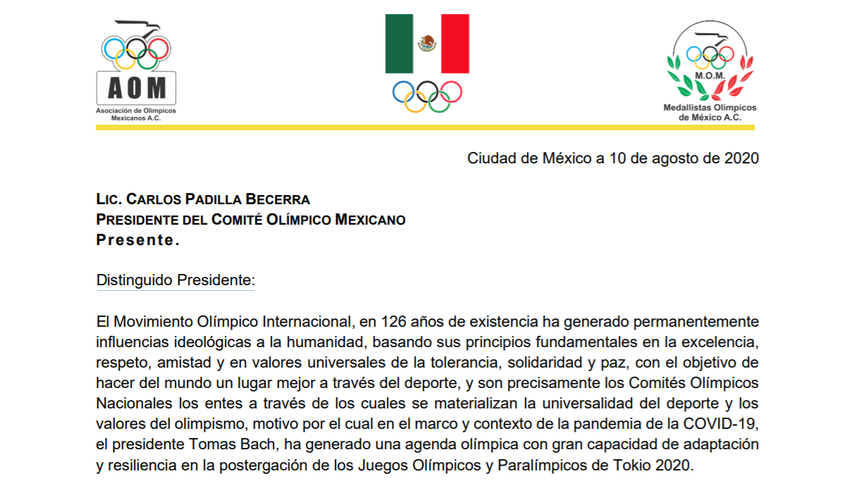 Daniel Aceves Villagrán presented the letter to COM President Carlos Padilla Becerra ©Mexican Olympic Committee