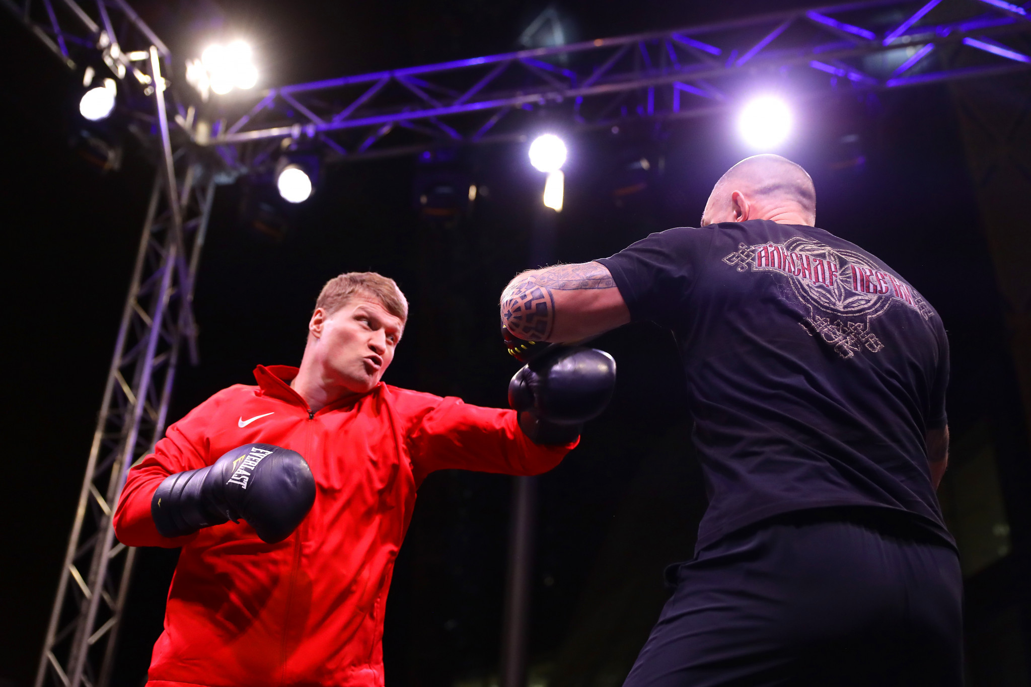 Alexander Povetkin (in red) caused a big upset at the weekend when he knocked out Dillian Whyte after he had been on the canvas himself earlier in the fight ©Getty Images