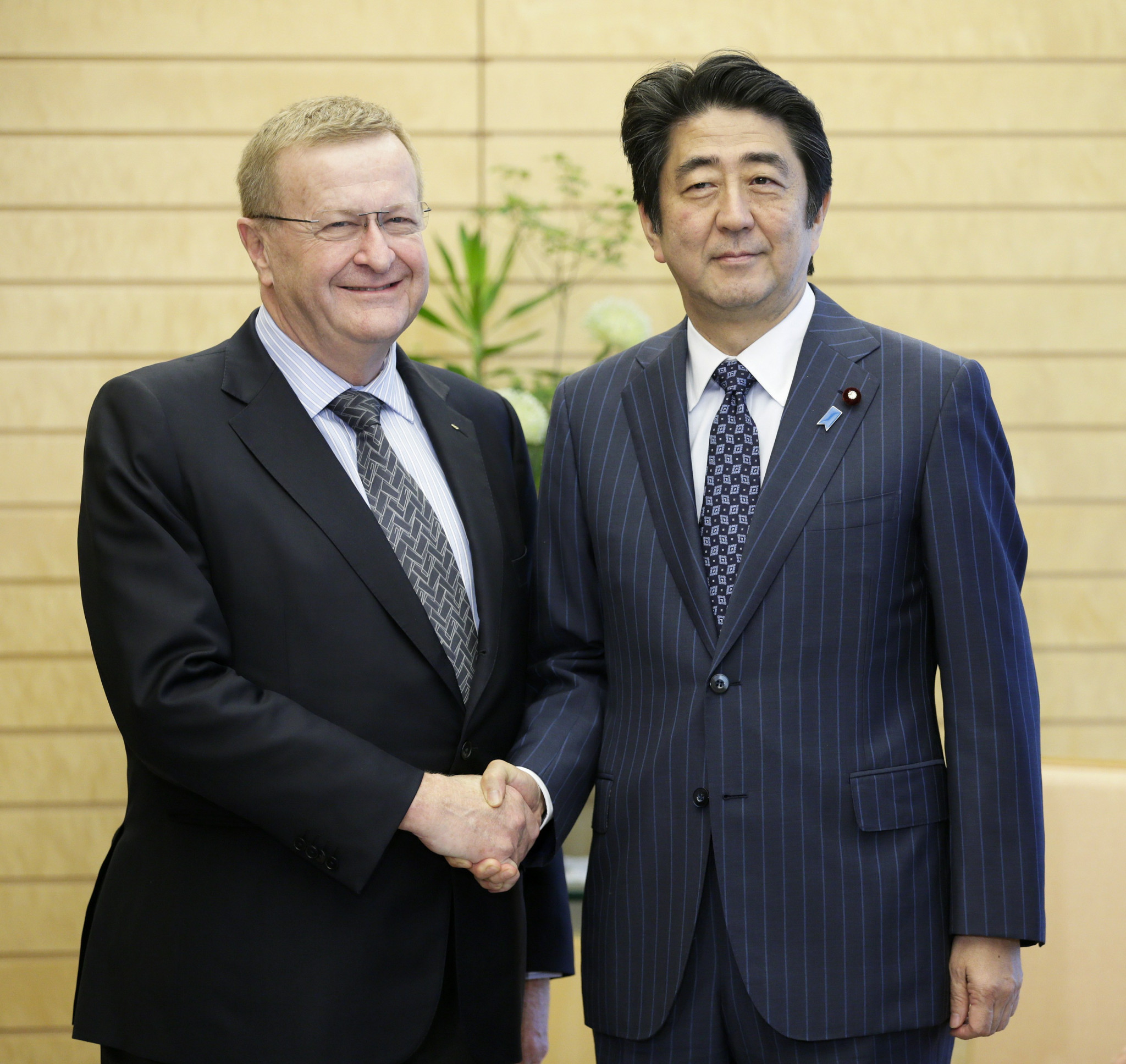 John Coates, left, has paid tribute to Shinzō Abe, right, who is stepping down as Japanese Prime Minister ©Getty Images