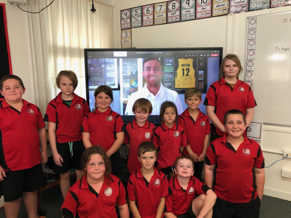 Pupils at Comet State School in Queensland pose with hockey star Jake Whetton ©AOC