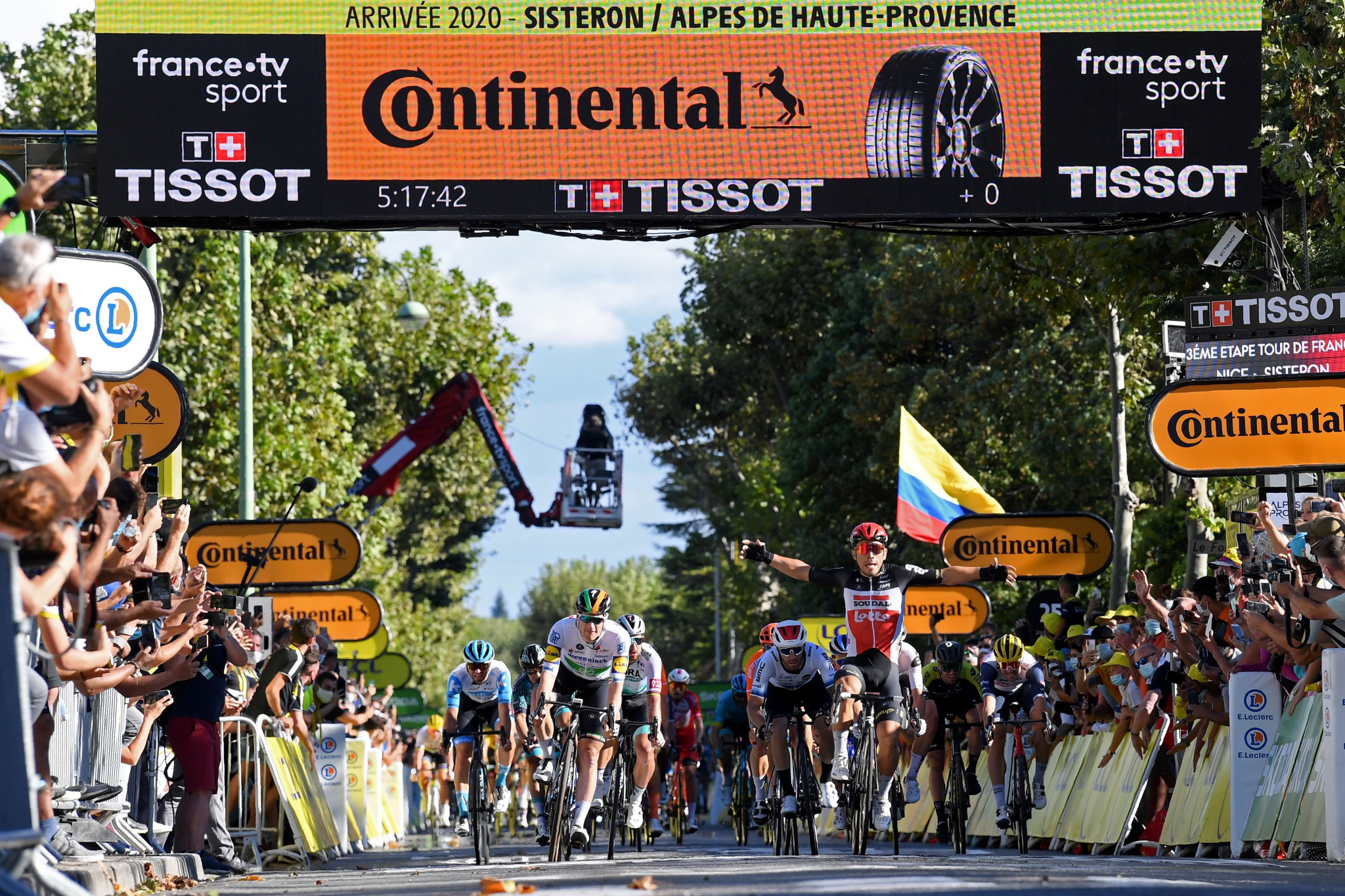 Ewan edges Bennett to win stage three sprint at Tour de France