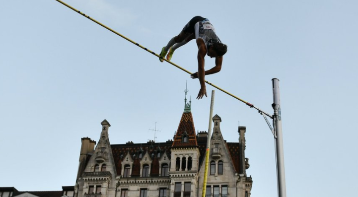 Armand Duplantis needed an outdoor personal best vault of 6.07m in Lausanne to beat world champion Sam Kendricks, who cleared 6.02 ©World Athletics Twitter