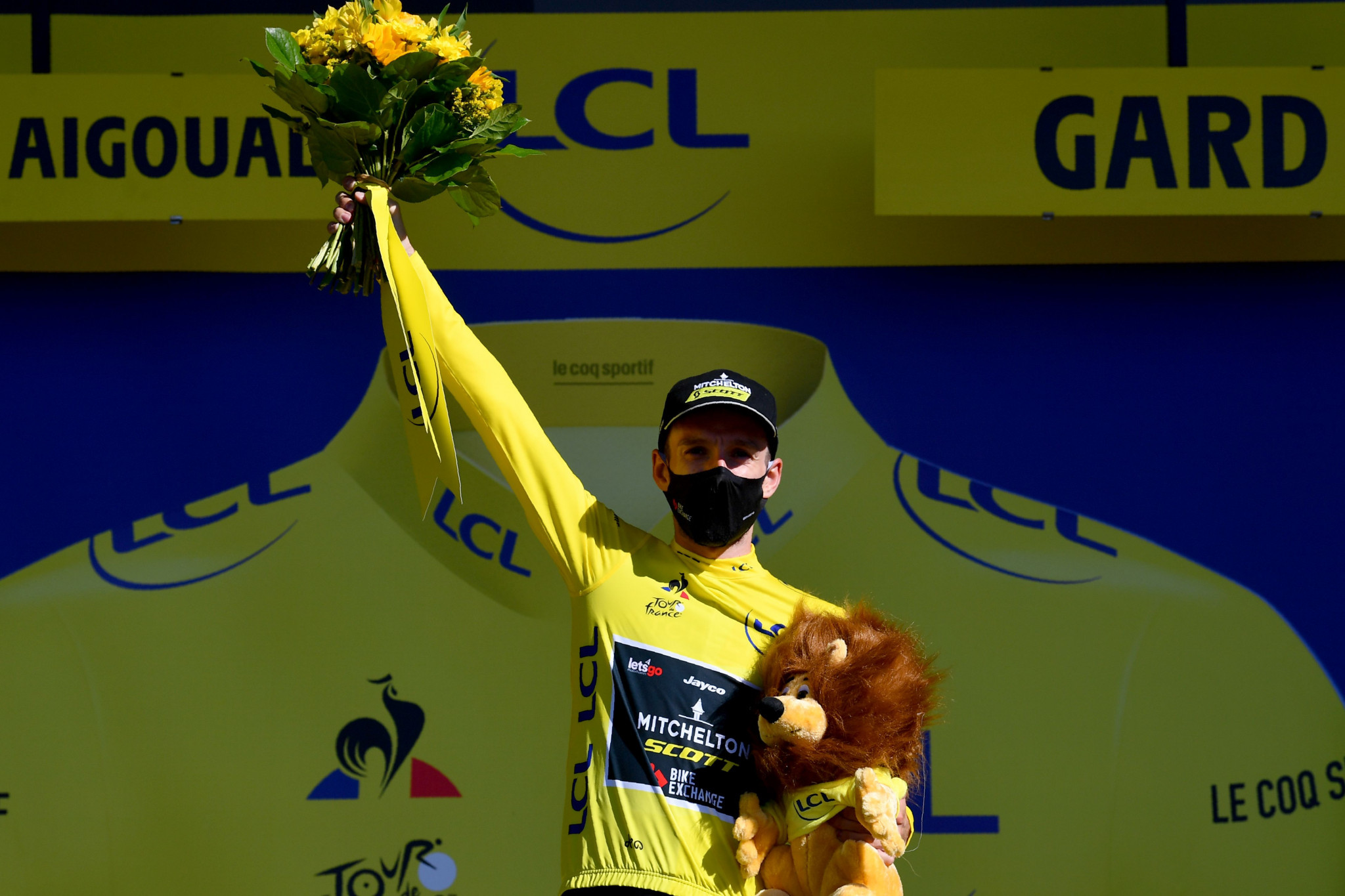 Britain's Adam Yates remains in the yellow jersey ©Getty Images