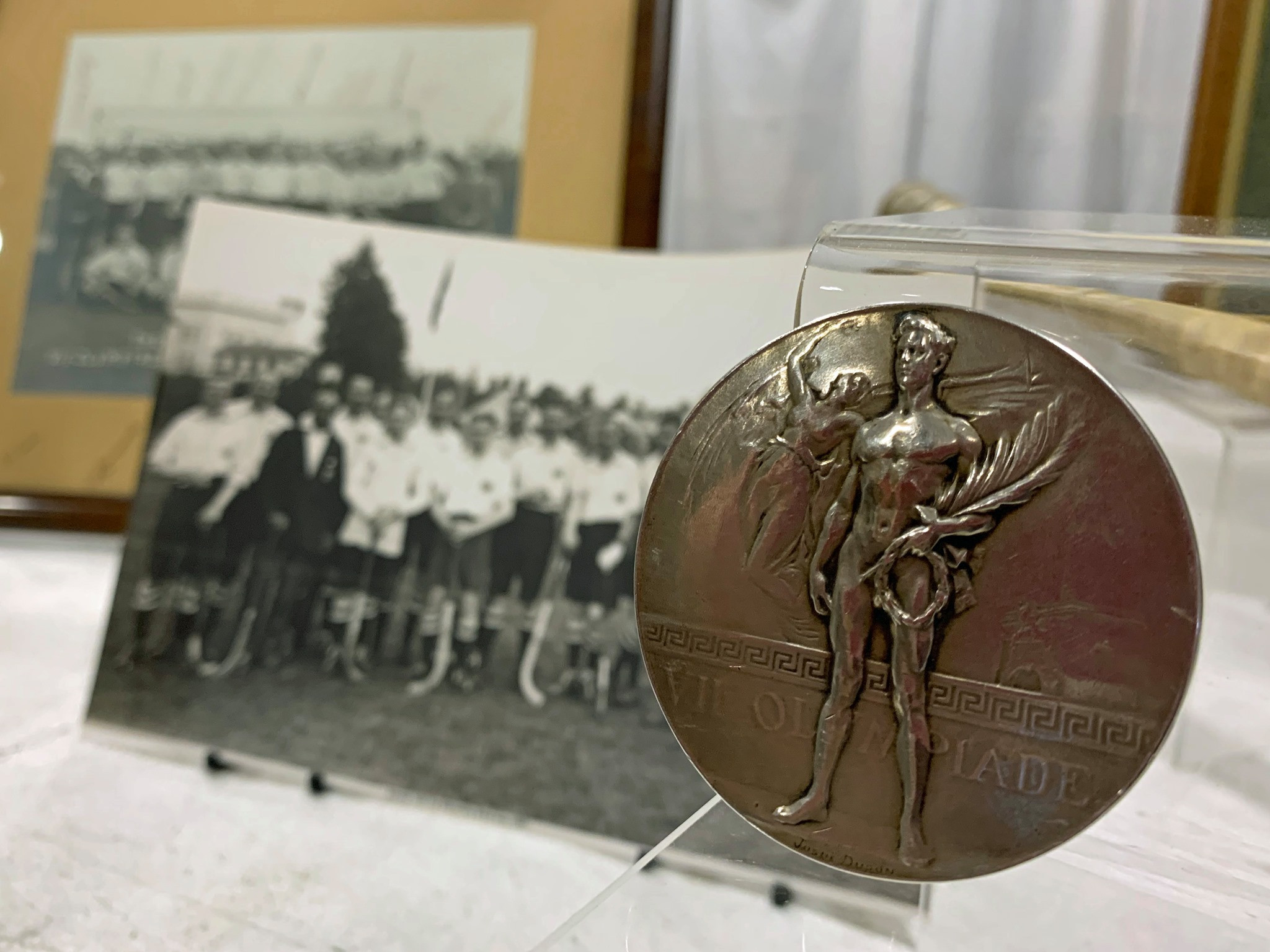 An Olympic gold medal won by Britain's Harry Haslam at Antwerp 1920 has been loaned to The Hockey Museum ©The Hockey Museum
