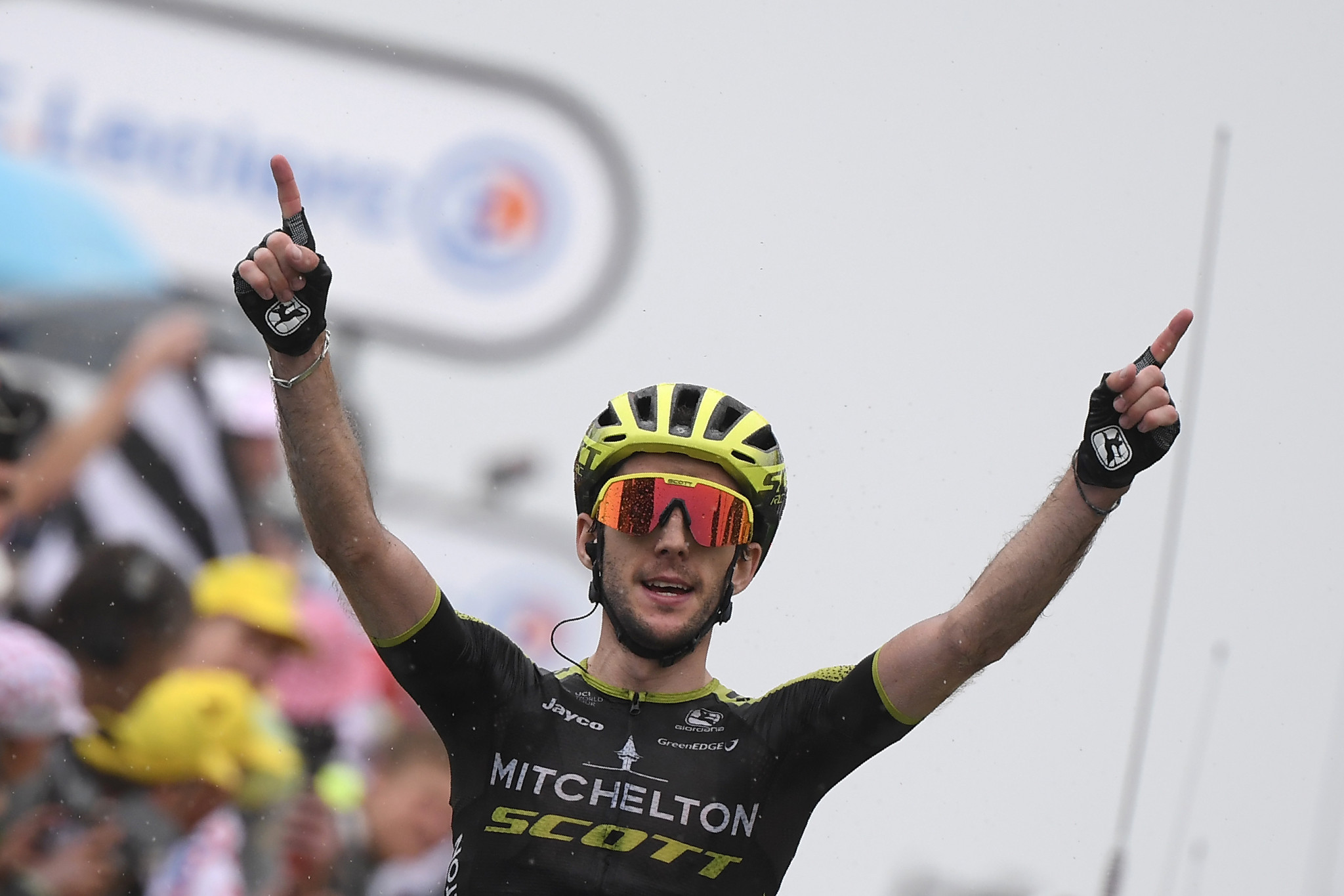Simon Yates triumphed in stage five of the Tirreno-Adriatico to take the overall lead ©Getty Images 