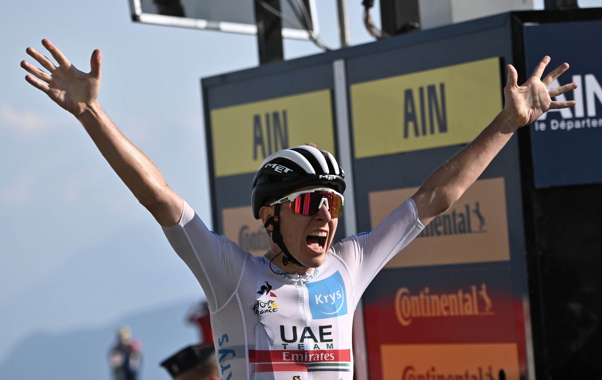Pogačar edges Roglič for stage win on key day at Tour de France