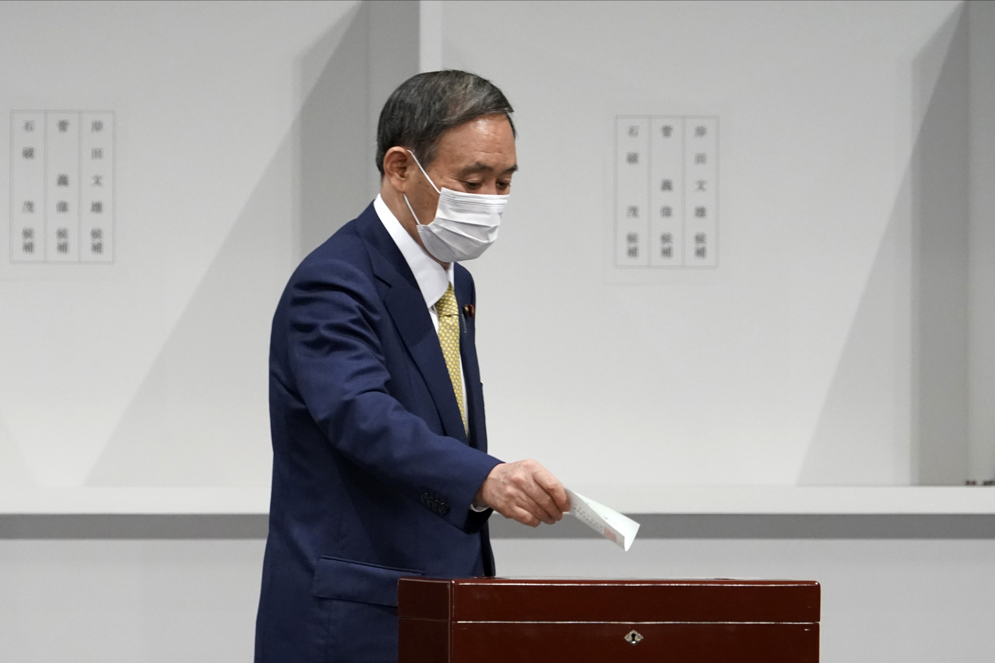 Yoshihide Suga casts his vote in today's leadership election ©Getty Images