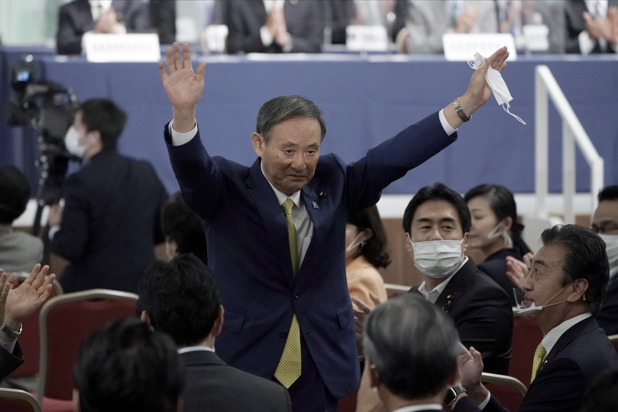Yoshihide Suga celebrates after winning today's leadership election ©Getty Images