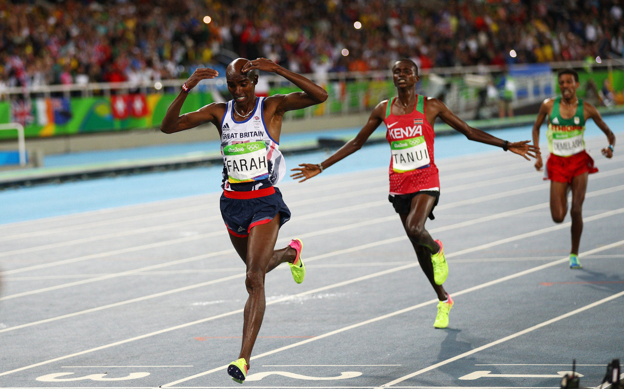 Sir Mo Farah celebrates after winning 10,000m gold at Rio 2016 ©Getty Images