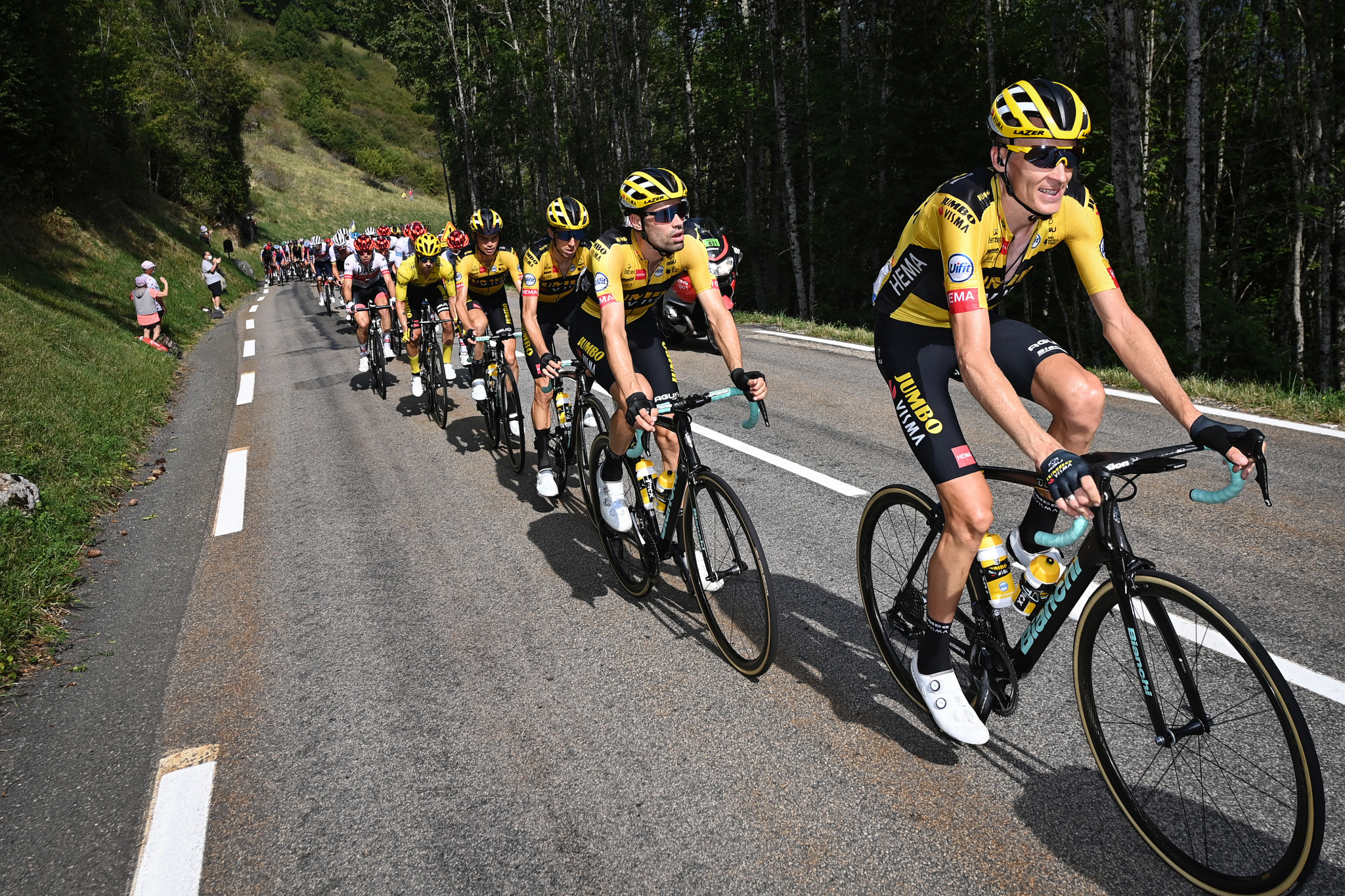 The Jumbo-Visma team stuck together to help Primož Roglič keep his yellow jersey ©Getty Images