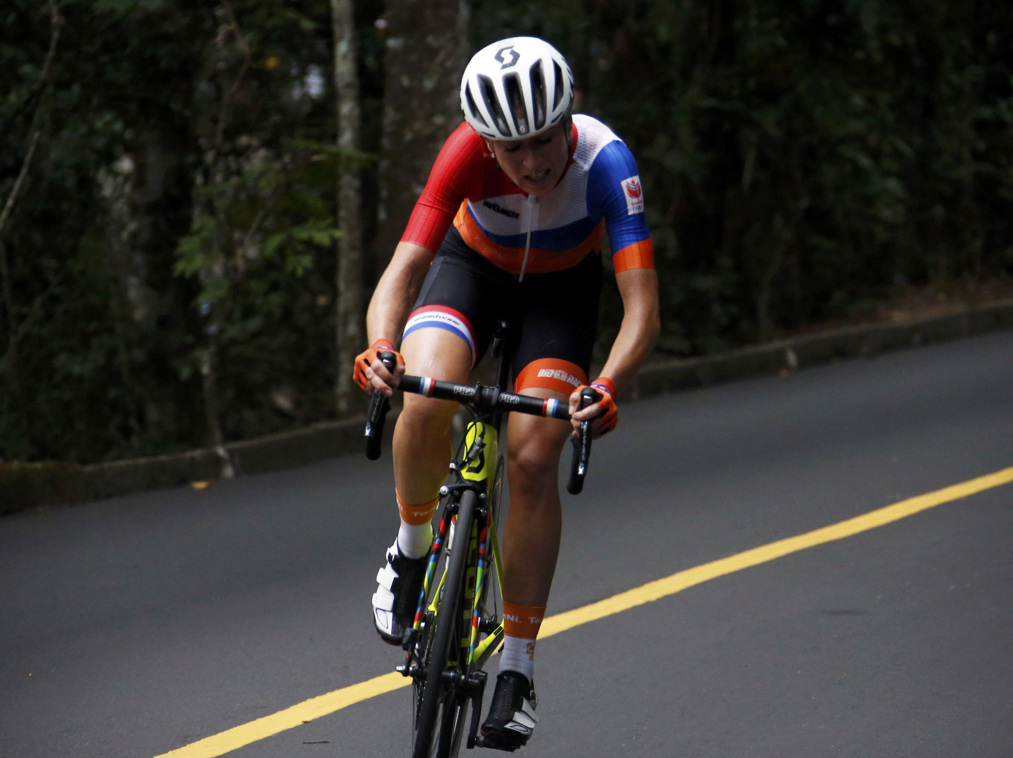 Giro Rosa leader Van Vleuten out of the race with broken wrist
