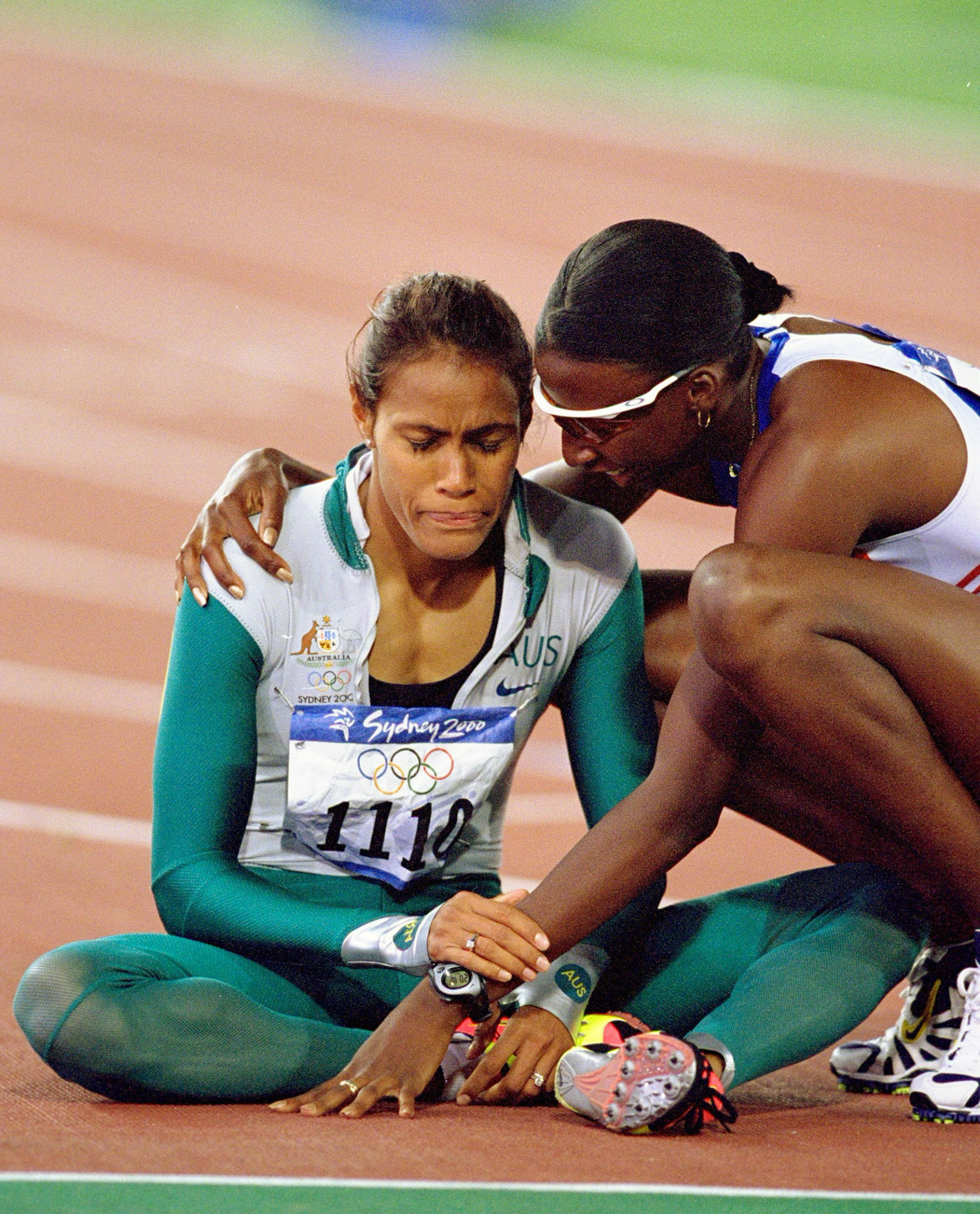 Britain's fourth-placed Donna Fraser was the first to congratulate a stunned Cathy Freeman after she had fulfilled her destiny and won the Olympic 400m gold medal at Sydney 2000 ©Getty Images