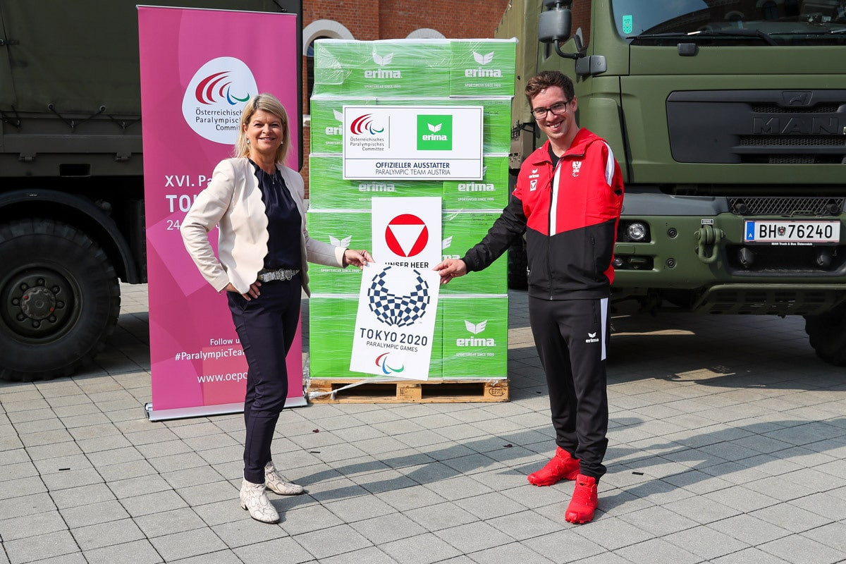 ÖPC President Maria Rauch-Kallat and Para-swimmer Andreas Onea were on hand to receive the uniforms ©ÖPC