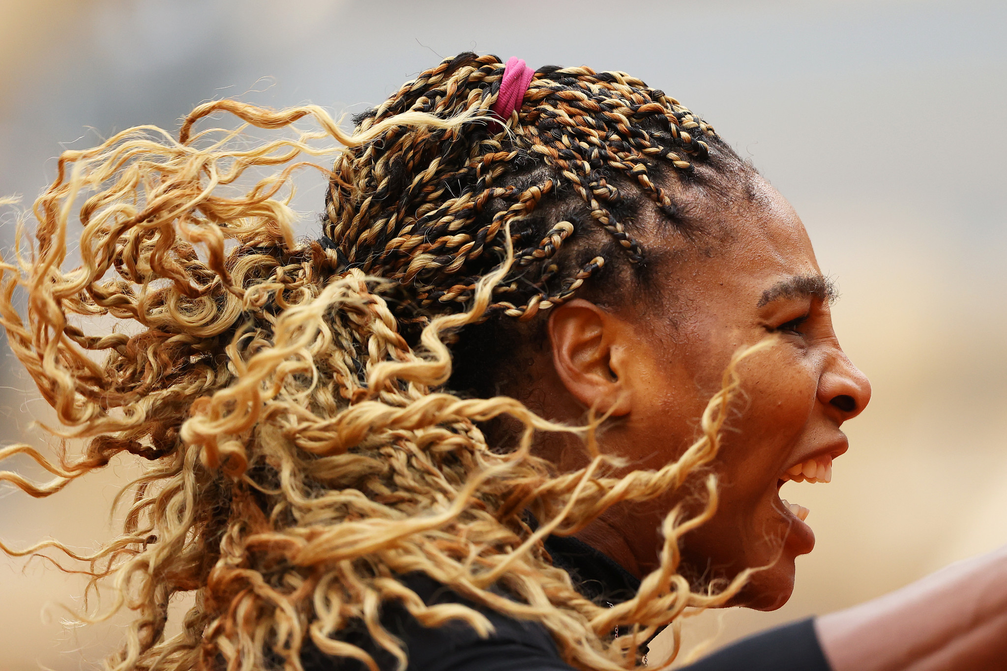 Williams through in straight sets on day two of French Open