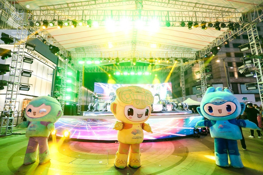 The Hangzhou 2022 mascots join the evening musical performance as part of a two-year countdown ceremony for the 19th Asian Games ©HAGOC