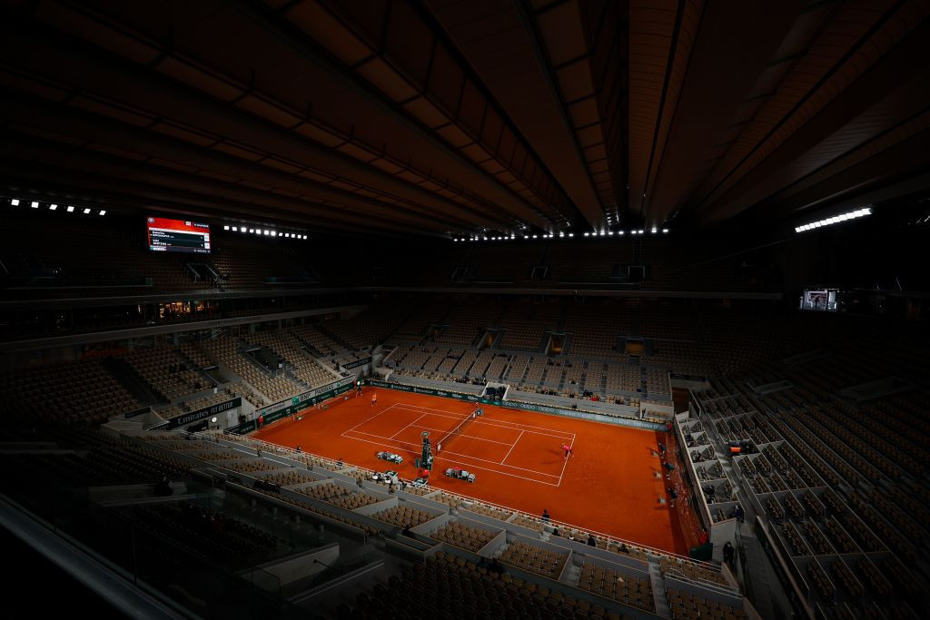 The roof was closed for part of the day's play on Court Philippe Chatrier as the outside courts were hit by rain delays ©Getty Images