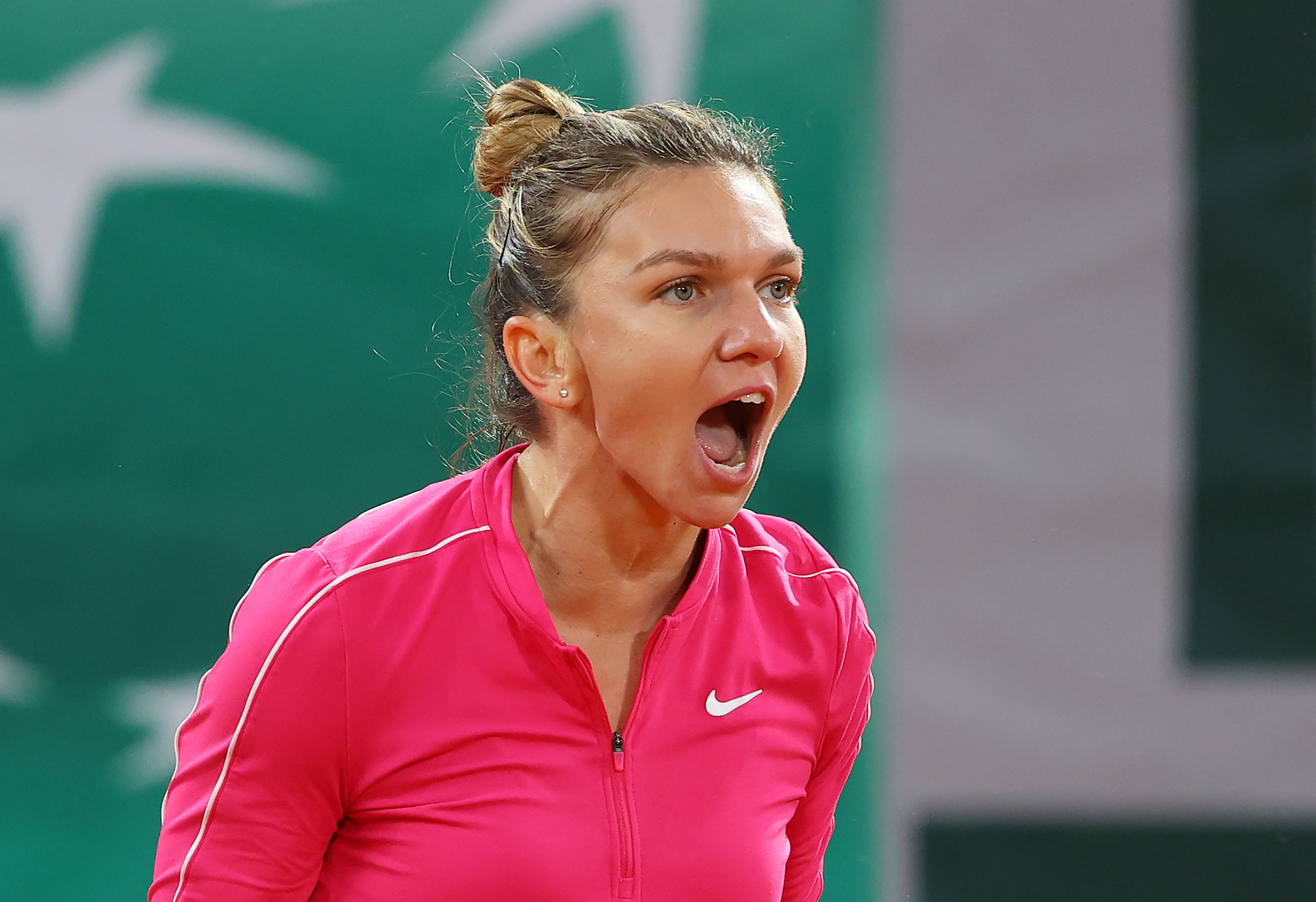 Women's top seed Simona Halep roars in frustration on her way to being dumped out by Poland's Iga Swiatek ©Getty Images