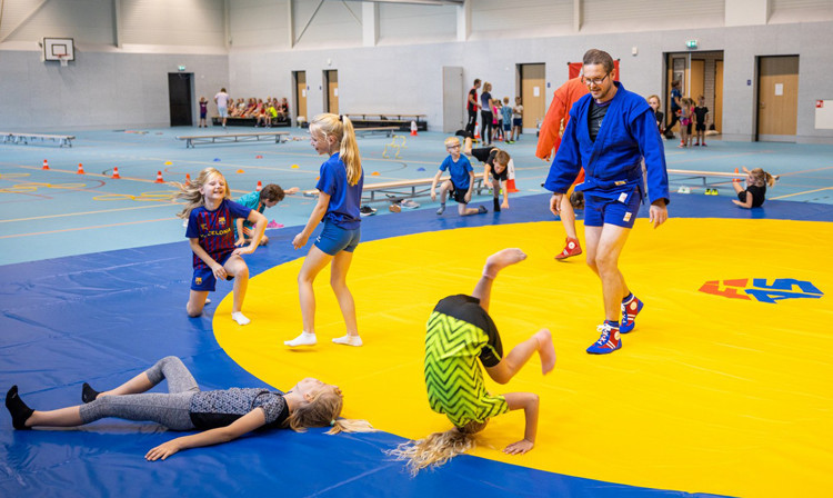 The Dutch Sambo Federation took the sport to school children ©FIAS