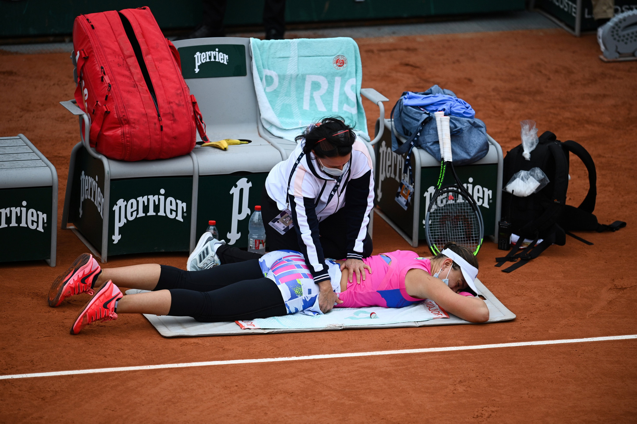 Paula Badosa receives treatment from the physio - while her opponent Laura Siegemund ate what appeared to be noodles ©Getty Images