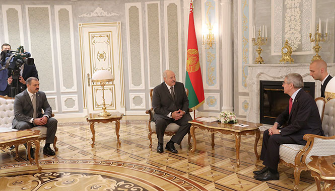 Alexander Lukashenko, left, is President of the National Olympic Committee of the Republic of Belarus, as well as the country, and held talks with Thomas Bach in Minsk last year ©The President of Belarus