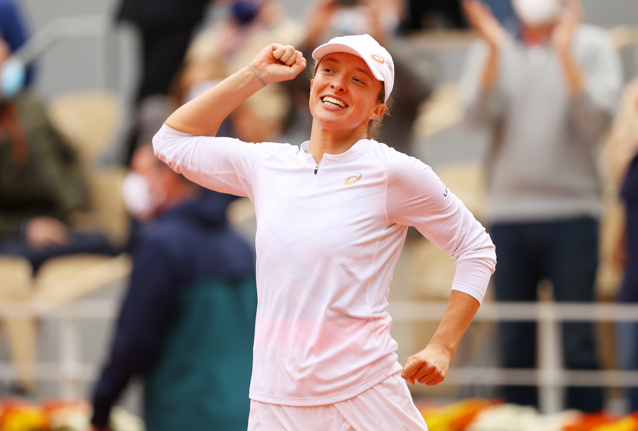 Iga Świątek celebrates after beating Sofia Kenin to win the French Open ©Getty Images