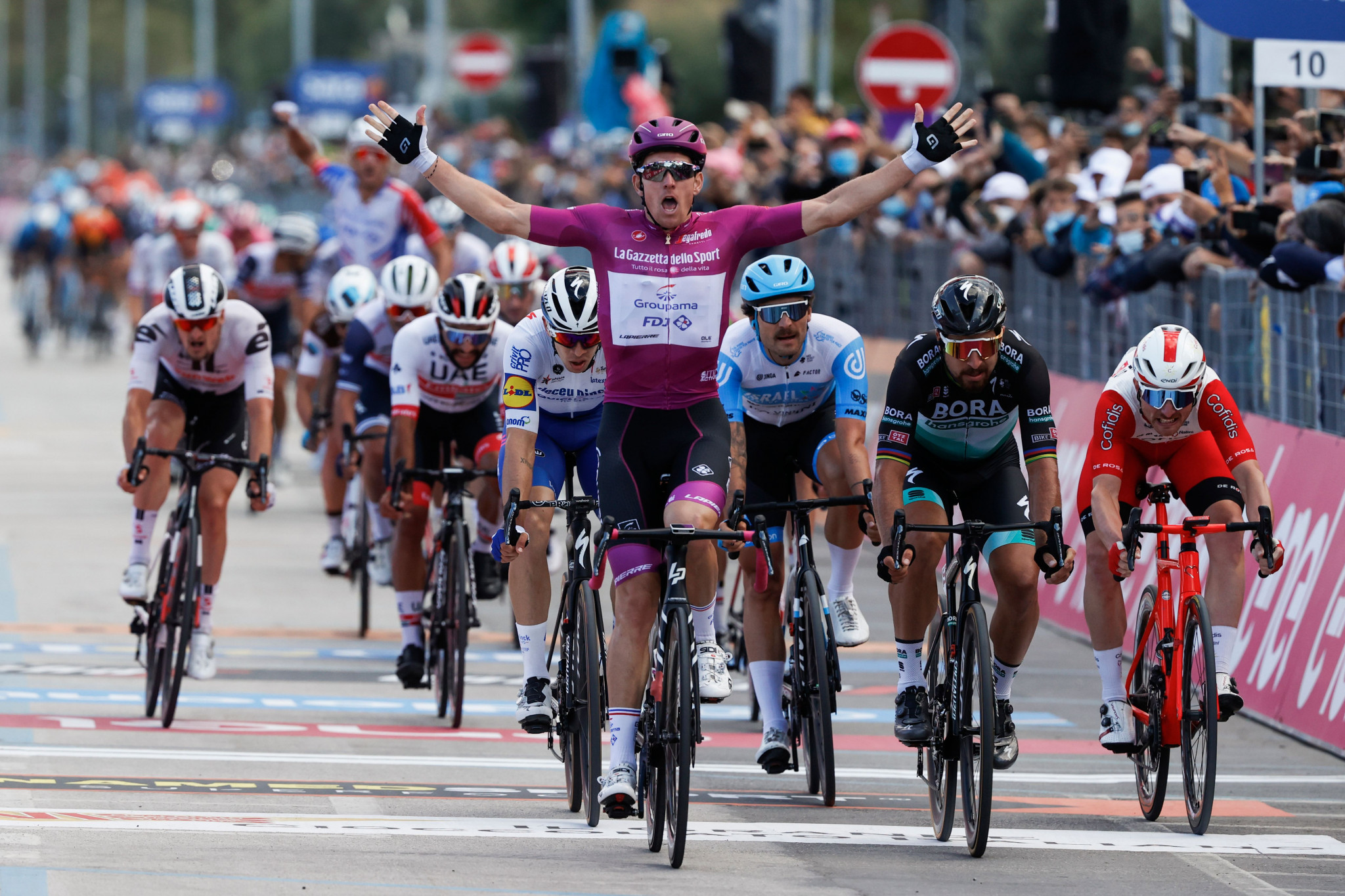 Démare clinches fourth Giro d'Italia stage victory in Rimini