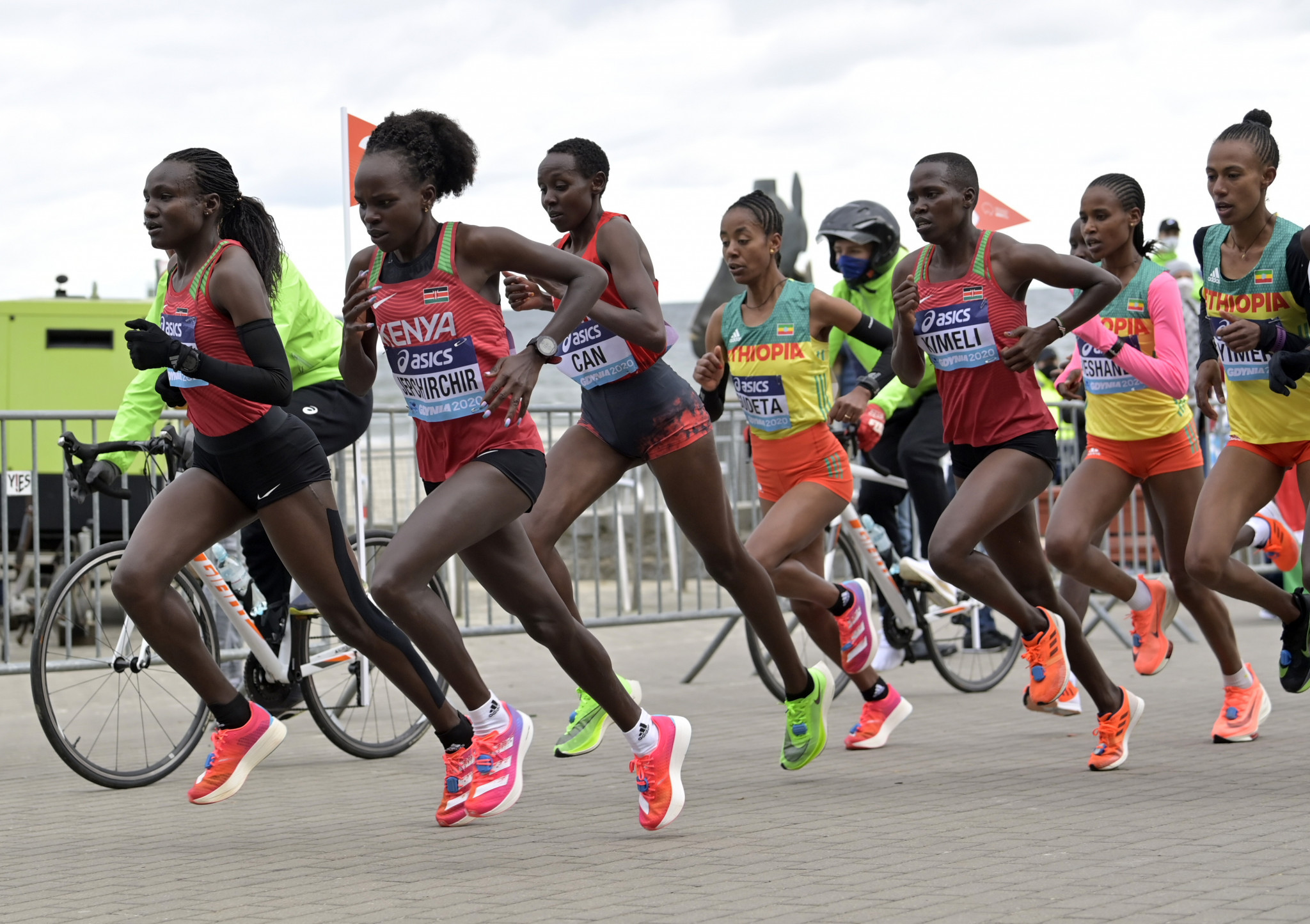 Falls punctuated a dramatic women's race ©World Athletics