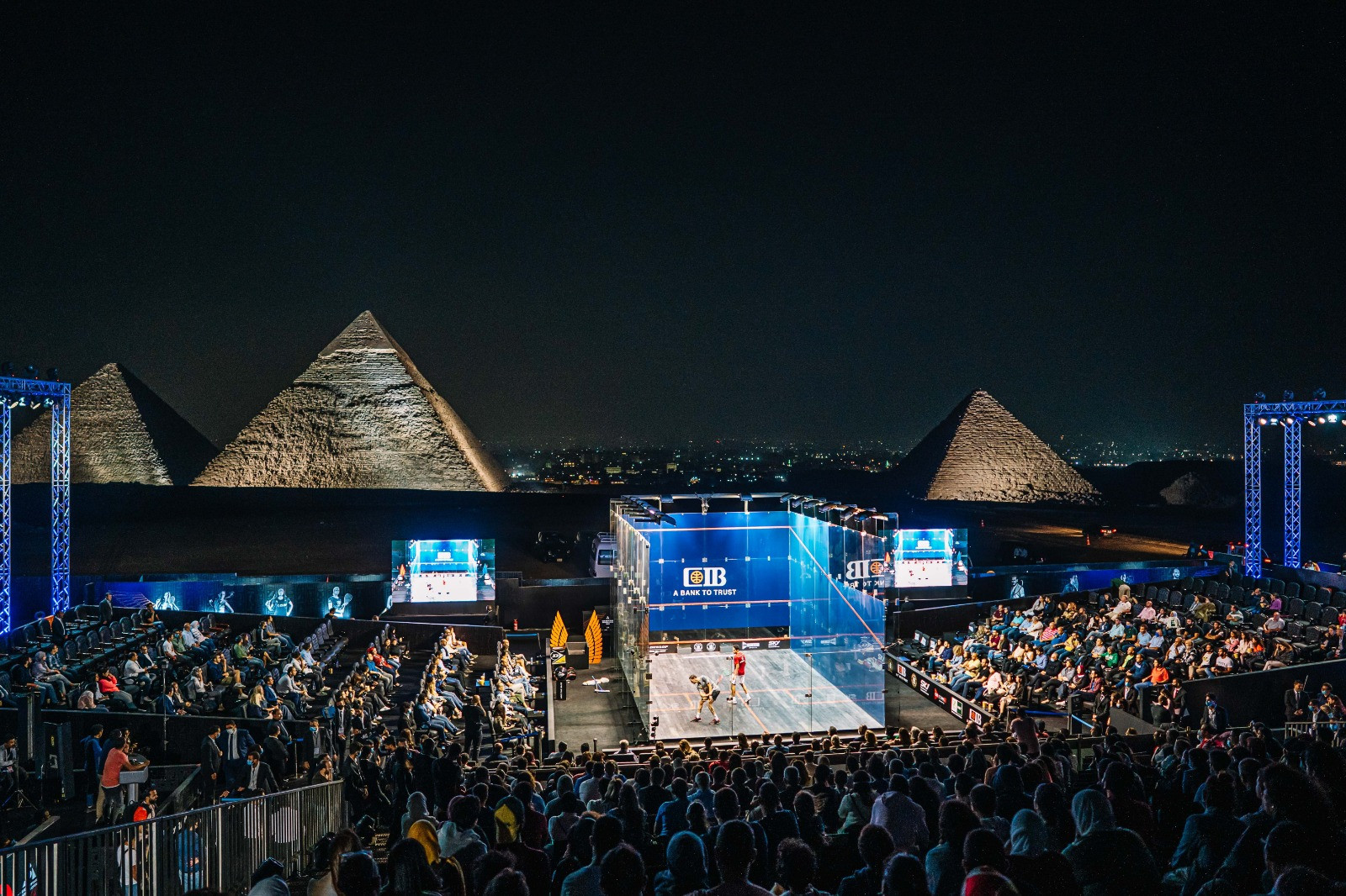 Action at the CIB Egyptian Open has been taking place on the Glass Court in front of the Great Pyramids of Giza ©PSA World Tour