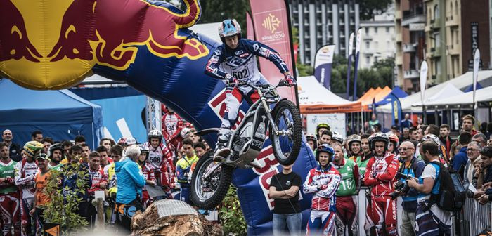 Trial-E sees riders jump from obstacle to obstacle and try to avoid the ground ©FIM