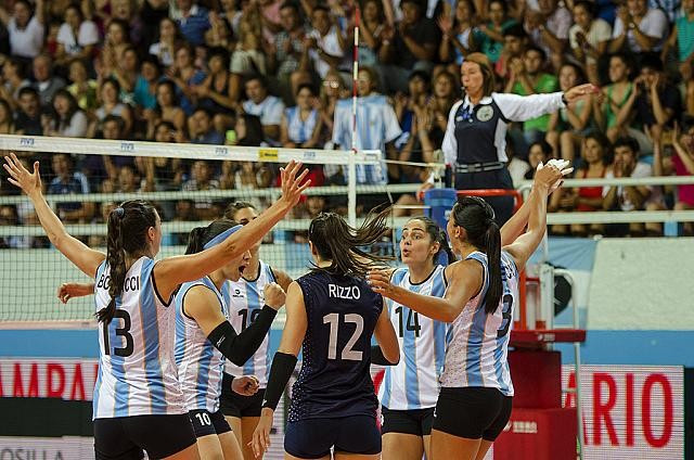 Hosts Argentina defeated Chile in straight sets